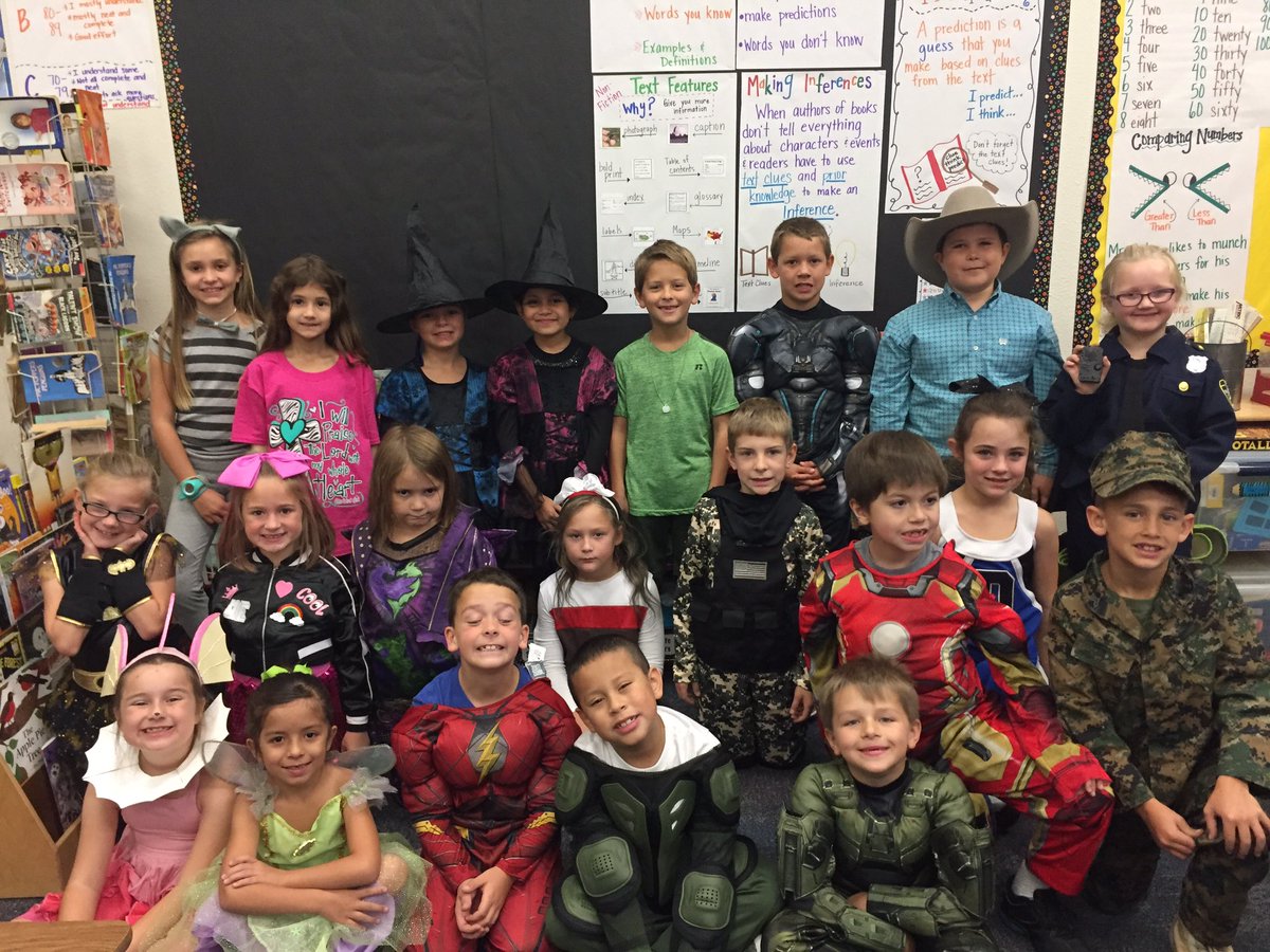 samremington2's tweet photo. These #carsonstars say Happy Halloween! https://t.co/CSuKymQdvr