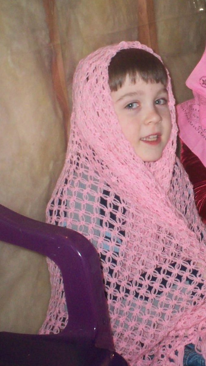 KyleAntes's tweet photo. When she says she loves boys who look like E.T. https://t.co/loAS5fAmCZ