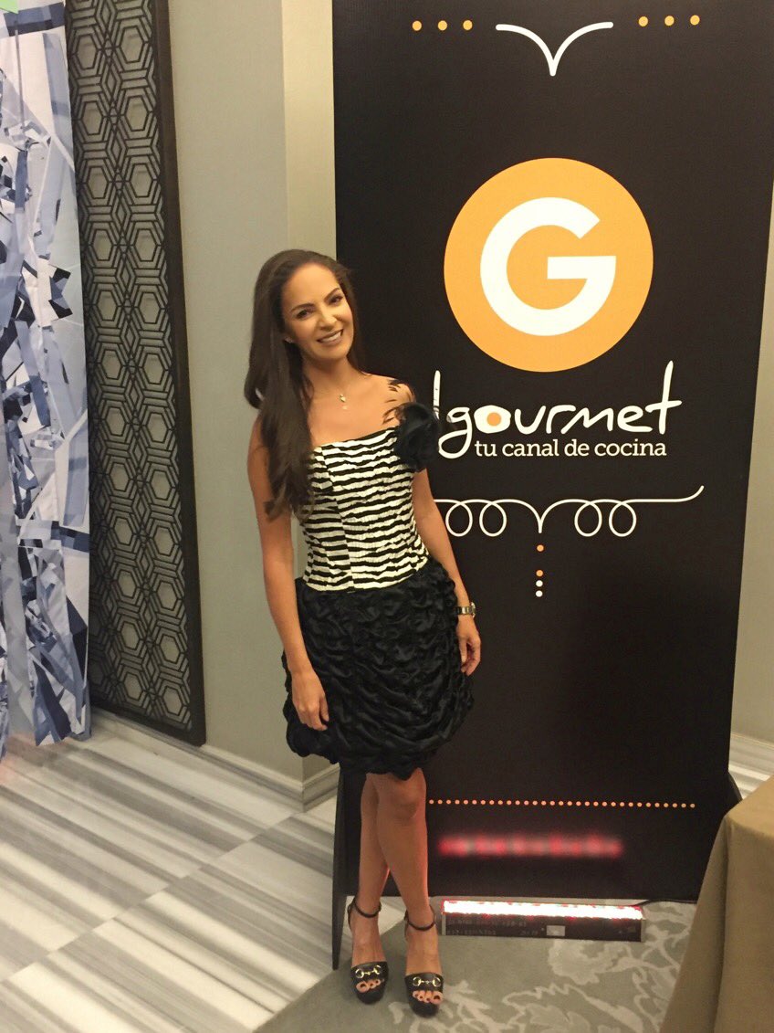 abelibofficial's tweet photo. Gracias @Paulina_Abascal por confiar en mi en tus mejores eventos.
#moda #fashion #flamour #chef #cenadegala #picoftheday #paulinaabascal https://t.co/jmcQkMGVfd