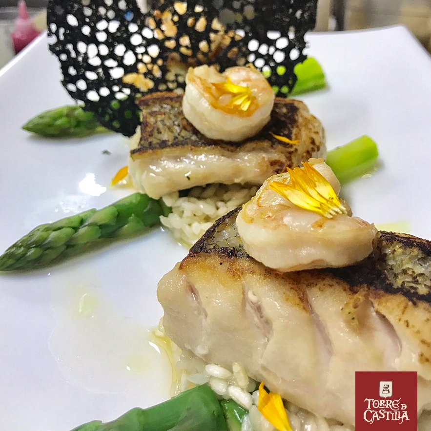 Extraviado a la plancha sobre Risotto de Espárragos y Gambas #Gastronomía #Comida #GrupoCastellano