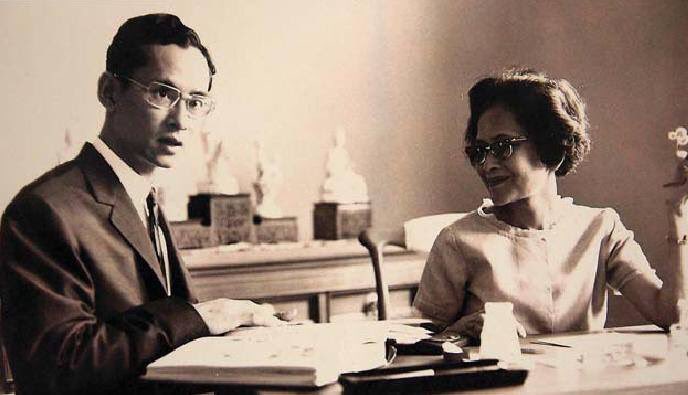 ToBee_Love's tweet photo. เป็นประชาชนคนหนึ่งที่ไม่เคยได้พบพระองค์เลยสักครั้ง ได้เห็นพระองค์แค่เพียงในทีวีเท่านั้น แต่รู้สึกรักพระองค์มากเหลือล้น รักในความดีของพระองค์ รักในความรักของพระองค์ที่มีต่อประชาชนทุกคน น้ำตาไหลลงมาเองทุกครั้งที่นึกถึงพระองค์ 
ธ สถิตในดวงใจ❤️ตราบนิจนิรันดร์  #KingRama9 https://t.co/886J3F7DPU