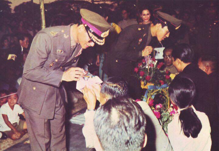ToBee_Love's tweet photo. เป็นประชาชนคนหนึ่งที่ไม่เคยได้พบพระองค์เลยสักครั้ง ได้เห็นพระองค์แค่เพียงในทีวีเท่านั้น แต่รู้สึกรักพระองค์มากเหลือล้น รักในความดีของพระองค์ รักในความรักของพระองค์ที่มีต่อประชาชนทุกคน น้ำตาไหลลงมาเองทุกครั้งที่นึกถึงพระองค์ 
ธ สถิตในดวงใจ❤️ตราบนิจนิรันดร์  #KingRama9 https://t.co/886J3F7DPU