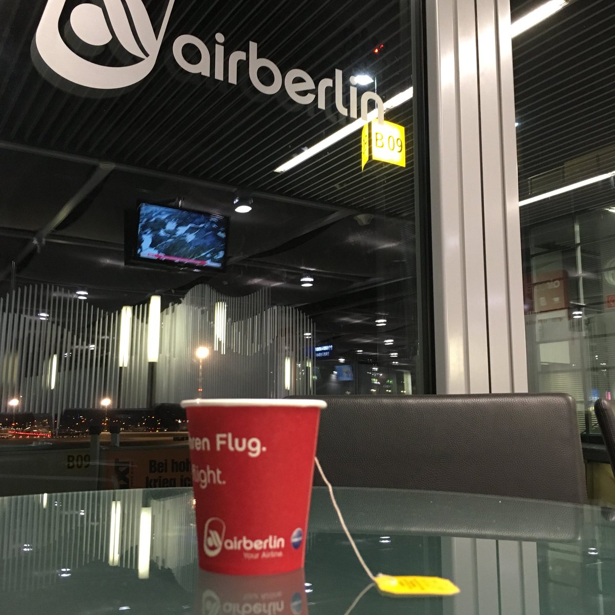 m_dash's tweet photo. Noch einmal in der #airberlin Lounge chillen ☕️ https://t.co/CEmWiMVjuU