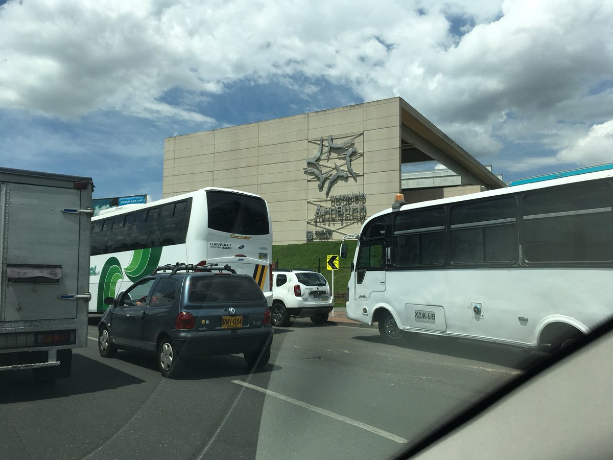 Quién pone control a este relajo en la calle 63. Las rutas generan mucho trancón 😡😡<a href="/multandoBog/">MultandoBogotá</a> <a href="/TransitoBta/">Policía de Tránsito Bogotá</a> <a href="/SectorMovilidad/">Movilidad Bogotá</a>