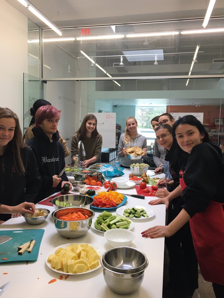 MsSacino's tweet photo. @HumberviewSS students prepping today's lunch at Caledon Community Services https://t.co/CJpkOKqK1a