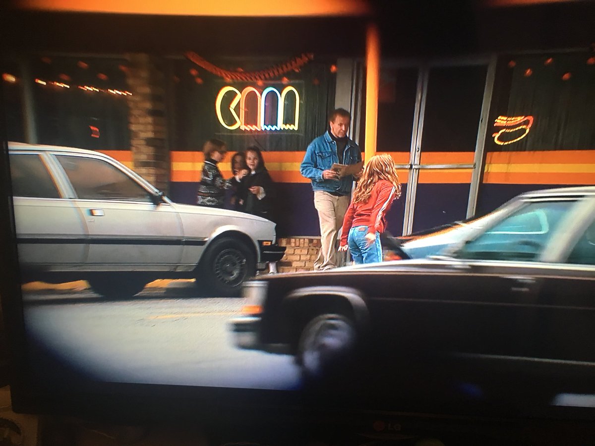 gog607's tweet photo. Quand tu découvres une @PeugeotFR 505 dans le 1er épisode de #StrangerThings2 #proud #cestcalafrance 🇫🇷#Peugeot #pacman https://t.co/cRxv3z63Om