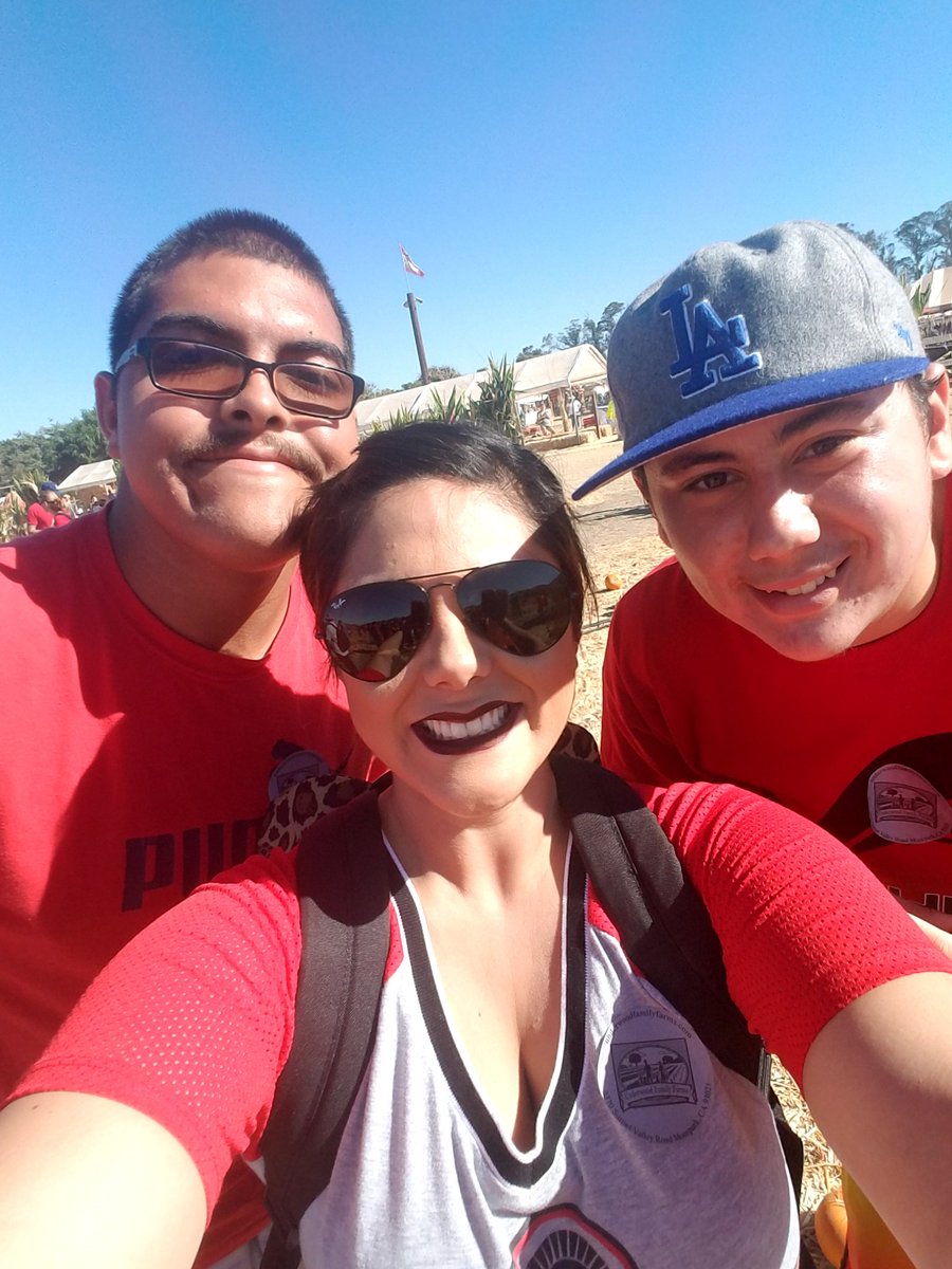 LozonStephanie's tweet photo. SPARTANs out at Underwood Farms #seniors #fieldtrip #makingmemories @rmhs_spartans https://t.co/ijl4Kb4aW0