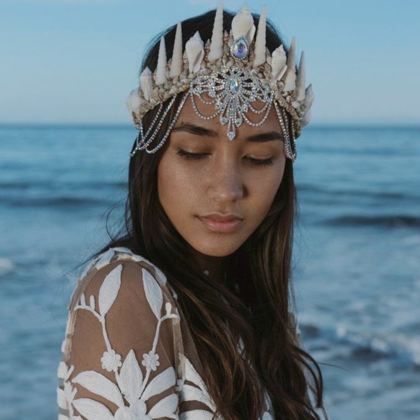 SavviFormalWear's tweet photo. Channel your inner mermaid with these bridal crowns! https://t.co/RTy33z5FRZ https://t.co/FjzUqNWCDd #bride #mermaid https://t.co/HxkH4HK6Ru