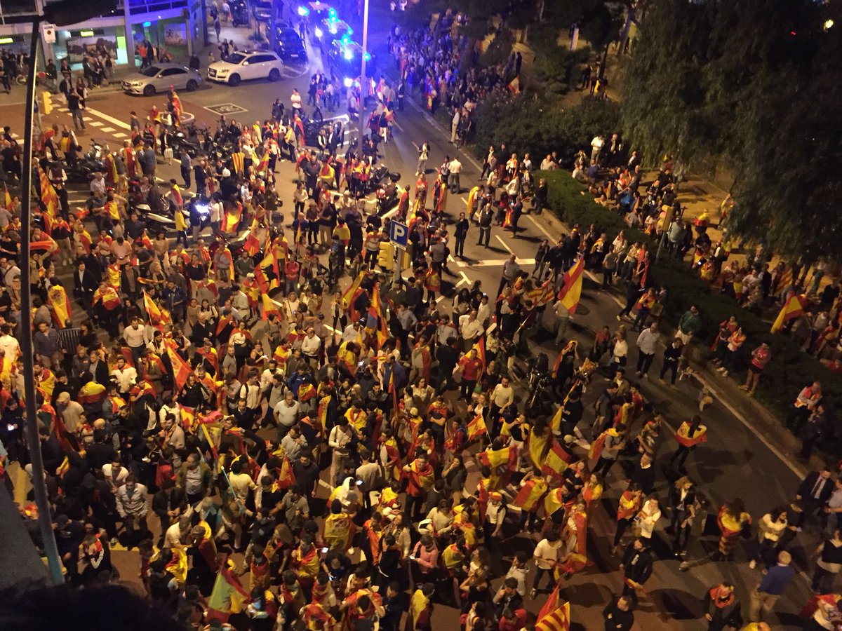 RogerArbusa's tweet photo. “Puta TV3”, “Dónde estábais el 1 de octubre” i “Mosso, cabrón, España es tu nación” ara mateix davant Catalunya Ràdio https://t.co/92tatD1faw