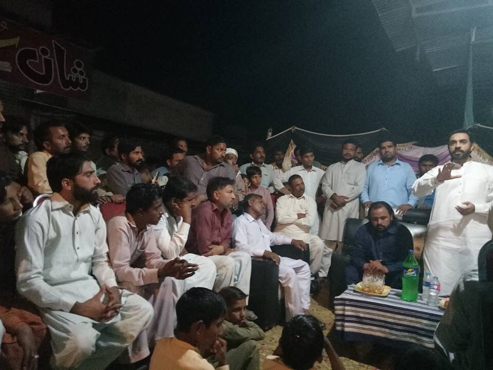 MalikMuzafarPTI's tweet photo. بھٹہ کالونی چشتیاں میں مختلف لوگوں سے ملاقات۔
عمران خان کے 3 دسمبر چشتیاں جلسہ میں شرکت کی دعوت۔ https://t.co/r60tKlejMK
