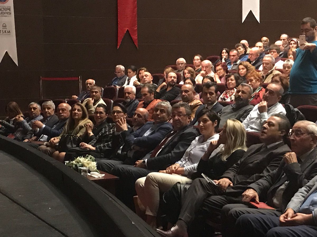 Asrın Pir Sultanı Büyük Halk Ozanı Aşık Mahzuni Şerif'i anma etkinligindeyiz. Devr-i Mahzuni adli değerli çalışmasıyla ölümsüz ozanı kaleme alan  <a href="/Ali_Oztunc/">Ali Öztunç</a> u kutluyorum.