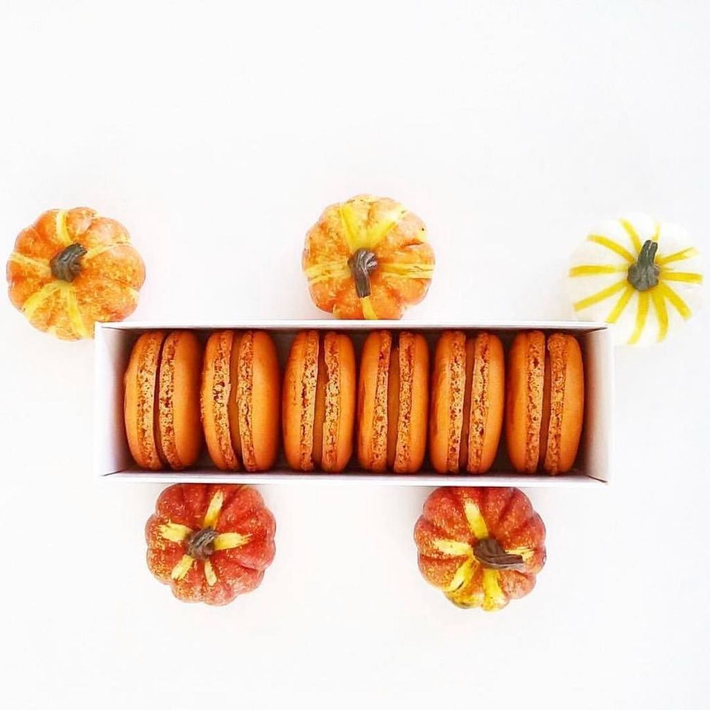 Pumpkin spice and everything nice! 🎃

#seasonal #macarons #pumpkin #yummy #lettemacarons #fall #october #halloween 📸: @letteutc