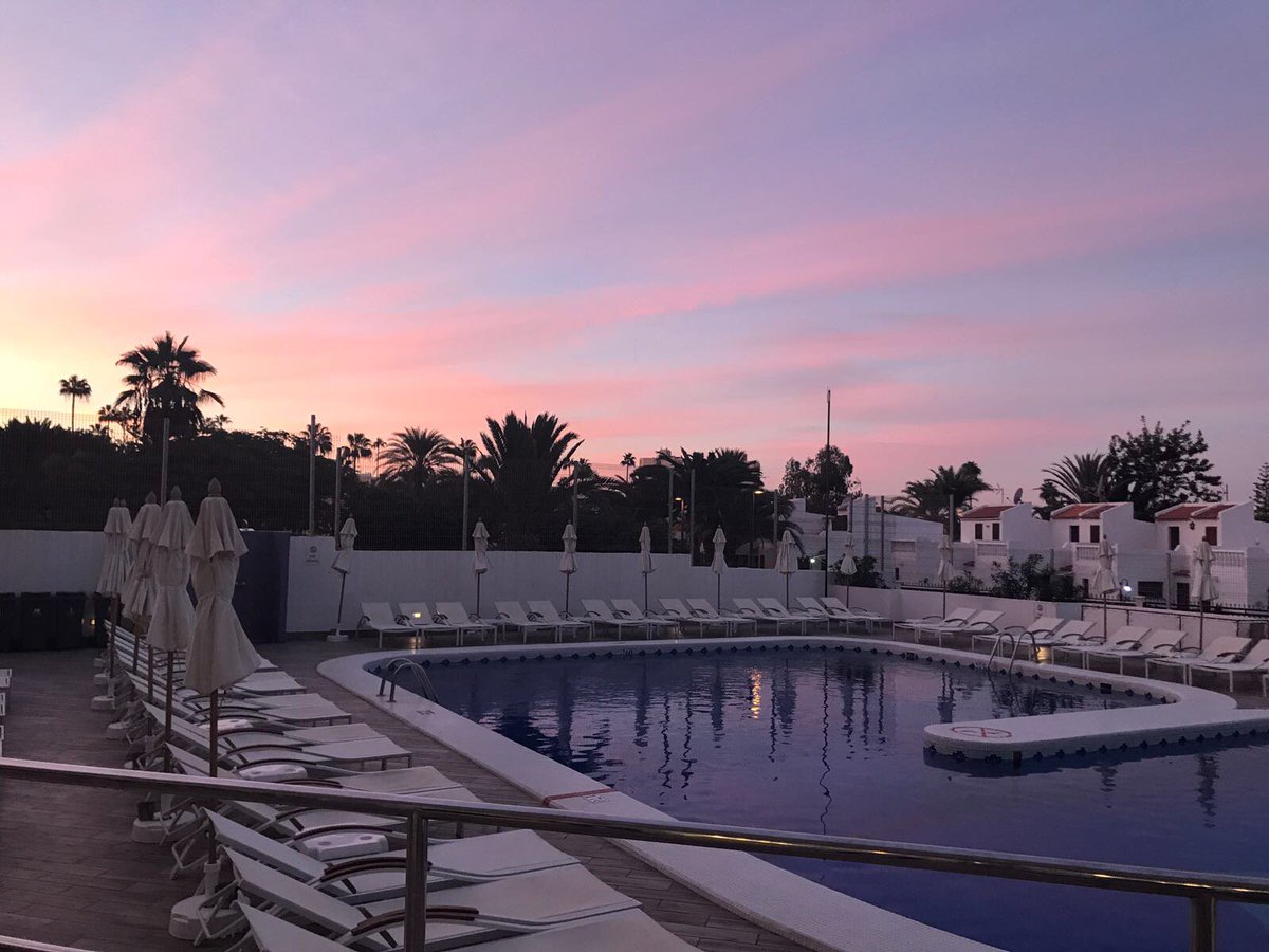 SunprimeCoral's tweet photo. The sky continues to delight us with its colors! Just beautiful! #SunprimeOceanView #CoralOceanView #sunset #tenerife @visit_tenerife https://t.co/oqLXyHTcVP
