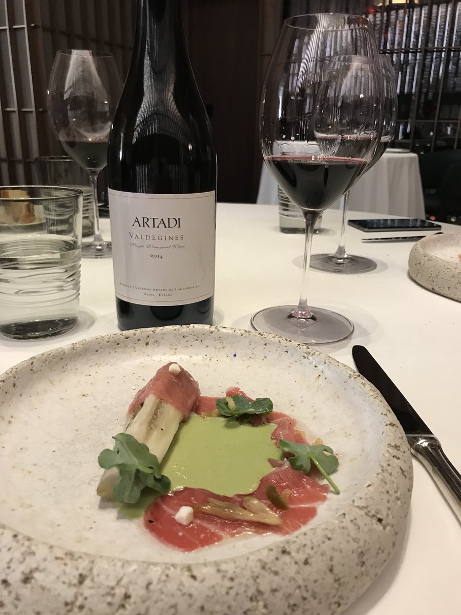 manuelsommelier's tweet photo. @RicardCamarena #BombasGens #GranRestaurante #GranComida #GrandesVinos @artadi_es #BodegasMauro #Gastrolife #Winelover #Valencia https://t.co/vmFjIz6HaL