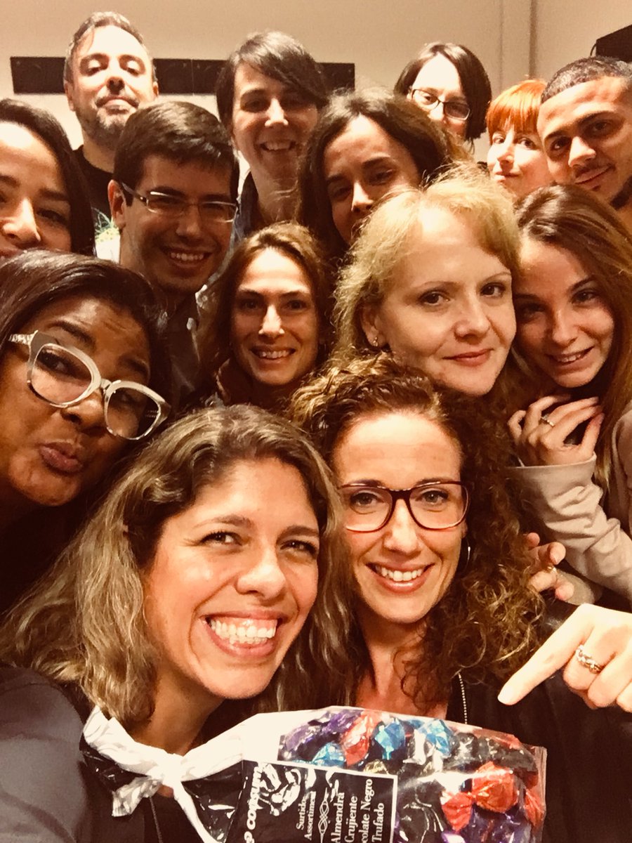 juanitaacevedo's tweet photo. Gracias @aliciacrossss por endulzar la clase de #communitymanagement con tu #actitudyacción y los deliciosos chocolates de @Consum 😉🍀🐸😊 https://t.co/gCHp5rPM93