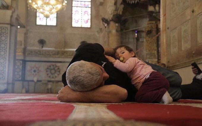 ArabicBest's tweet photo. "يسألونك عن الأمان..
قل: حذاء أبي عند الباب " https://t.co/AyQJKV1TqL