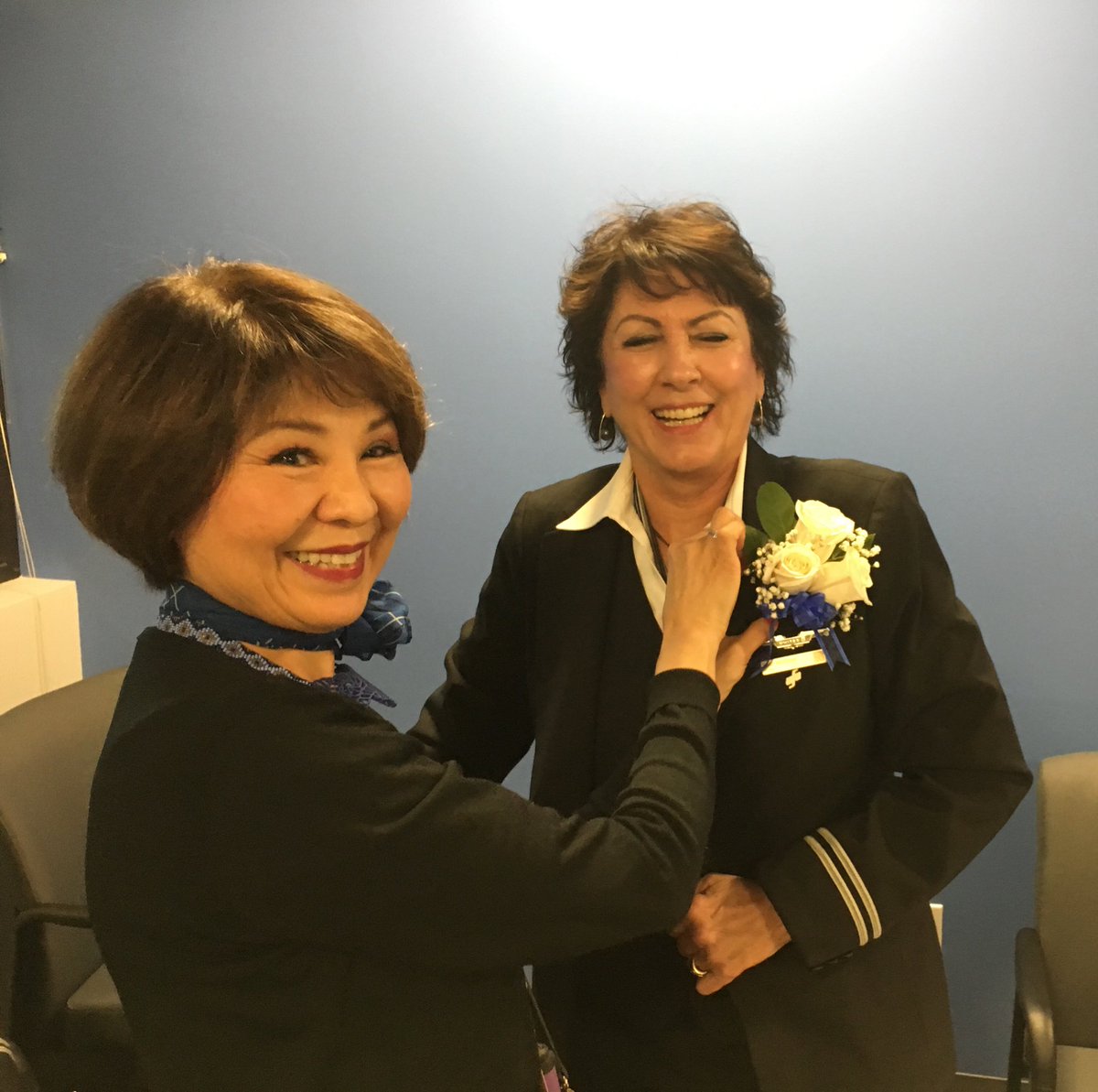 JWolfeUAL's tweet photo. #BeingUnited #UAIFSbaseSFO Trish celebrates 50 years in style with a well-deserved drive to her gate! Thank you for all your contributions! https://t.co/YS3u2zgbpk