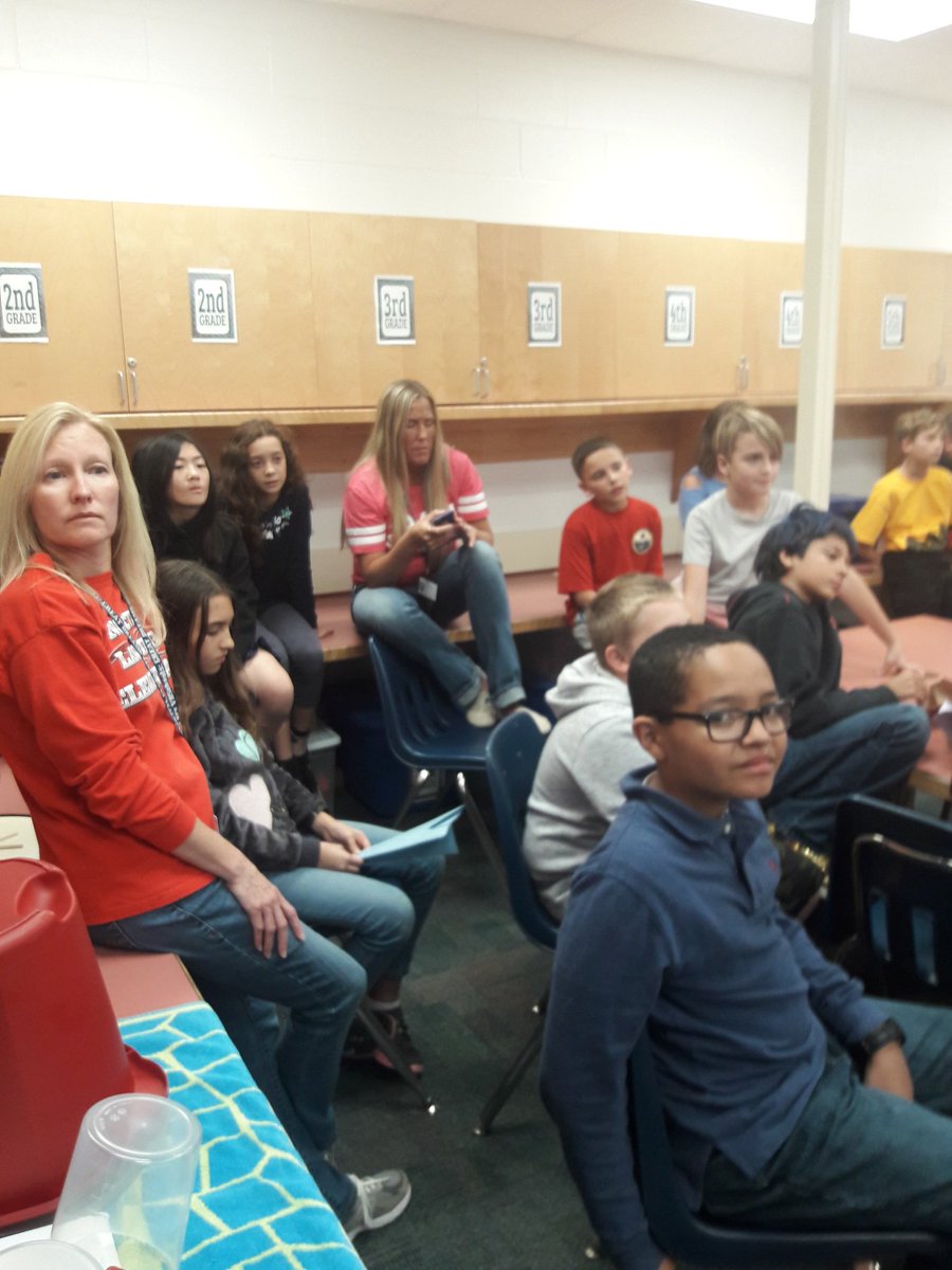 DeniseFockler's tweet photo. NLES 5th Graders learn How lift, thrust, drag, gravity make paper airplanes FAST @north_landing @vbschools @JBNLESPRINCIPAL @jennied34 https://t.co/MnTm920tRu