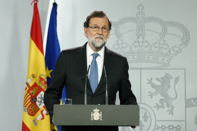 Mariano Rajoy destituyó al gobierno catalán, disolvió el Parlamento local y convocó a elecciones el 21 de diciembre DNKnxVYWkAIhcY9