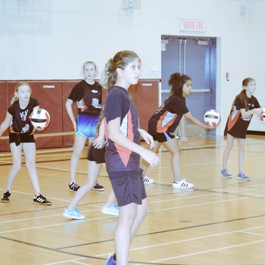 csf_andrepiolat's tweet photo. La saison de🏐🚺 batam #GVISAA s’est terminée cette semaine.
👏🏻👏🏻👏🏻 aux 18 filles de l’équipe et merci aux entraîneurs et accompagnateurs! https://t.co/Bf8OmIdfhQ