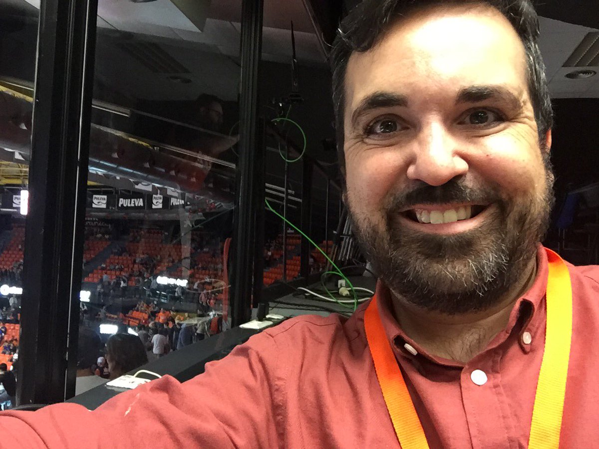 natxoandreu's tweet photo. A disfrutar de la @EuroLeague en la Fonteta #VBCUNI https://t.co/twHu1sHnxO