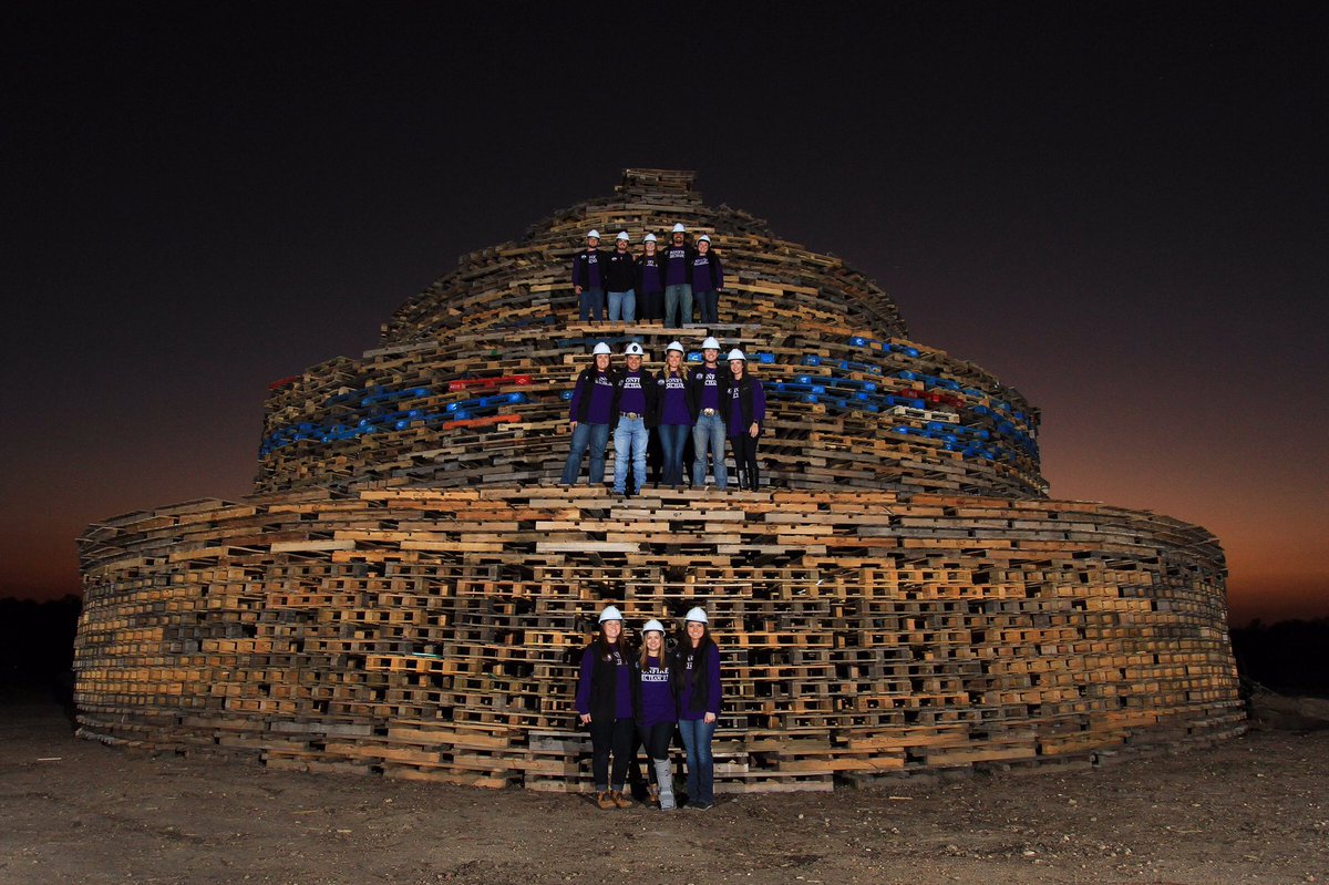 TarletonState's tweet photo. @tsubonfire2017 volunteers have put countless hours into ensuring that #TraditionBurnsOn! Join us tonight as we celebrate #TarletonHoco https://t.co/I7CCibsXzU