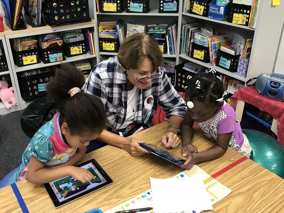 CRDimpact's tweet photo. Building positive associations with literacy through @UWSuncoast Manatee ReadingPals ❤️ #liveUnited  @SuncoastCGLR @Manateeschools @MyF2B https://t.co/k50DjIBdHq