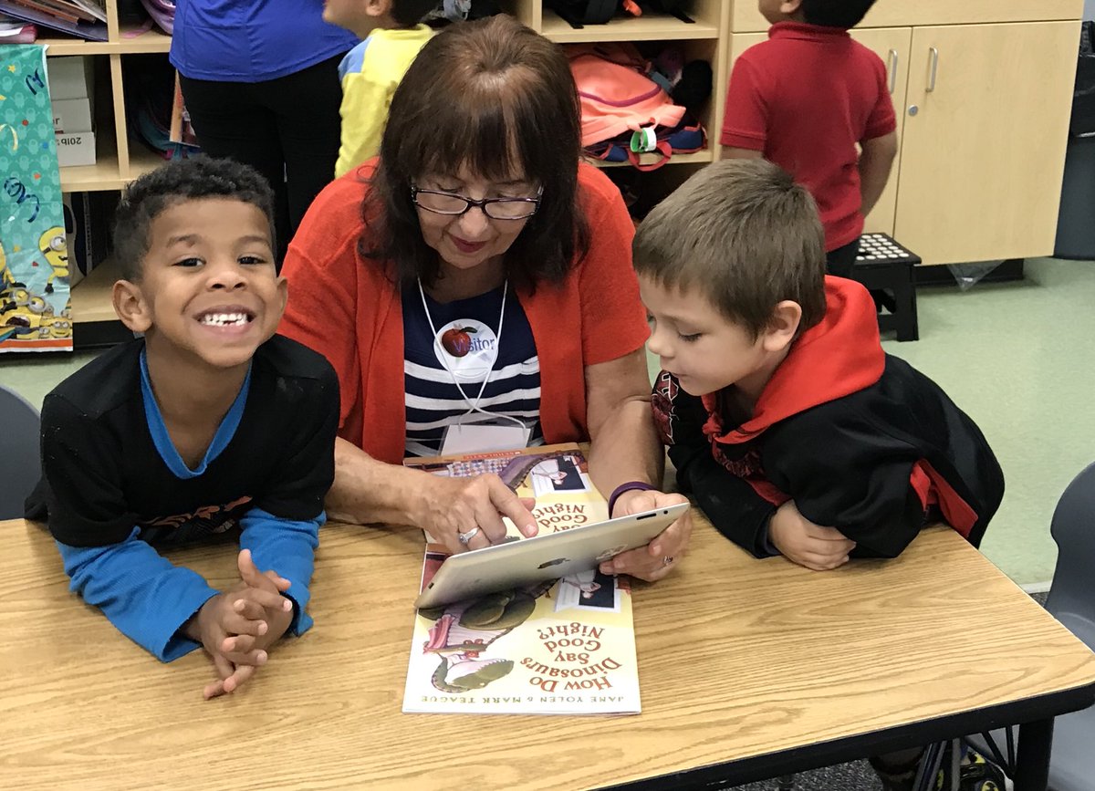 CRDimpact's tweet photo. Building positive associations with literacy through @UWSuncoast Manatee ReadingPals ❤️ #liveUnited  @SuncoastCGLR @Manateeschools @MyF2B https://t.co/k50DjIBdHq