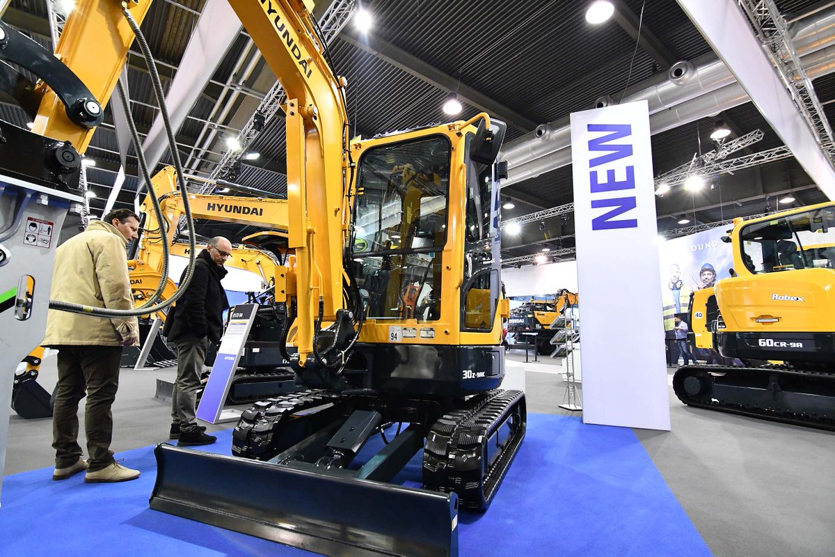 ExcavatorV's tweet photo. 👩‍🚒👨‍🚒New Hyundai mini excavator world-premiers at SaMoTer #ExcavatorV #Excavator videos👨‍🚒👩‍🚒 https://t.co/sN2MWcHs7T