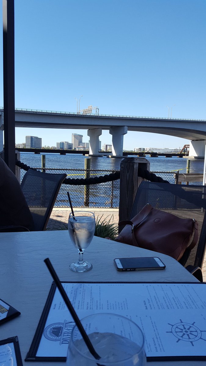 anniecherubic's tweet photo. Company Lunch๐ A great way to start my weekend. #FloridaGeorgiaWeekend #FloridaGirl #Jax https://t.co/CvAOdcH1S6