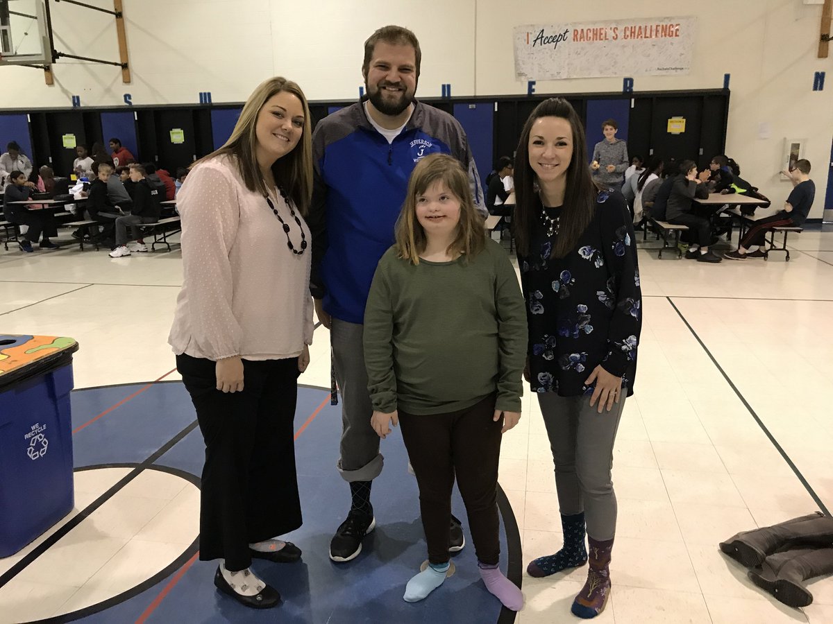 TweetLMB's tweet image. Awesome social workers at JJH - celebrating differences! 😁
#misfitstrong @MelissaGustis @DurkinJJH @jjhcounselor @Woodridge68