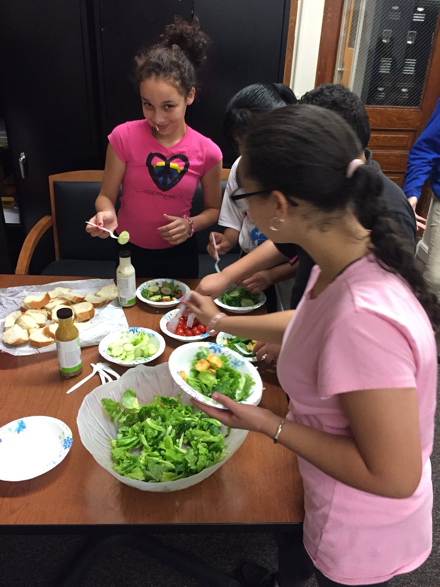 ms_smccarthy's tweet photo. Growing Green! Trying out our salad! @BSTEMhartford @MrRichT1P @TowerGarden https://t.co/wgCNTH0wIp