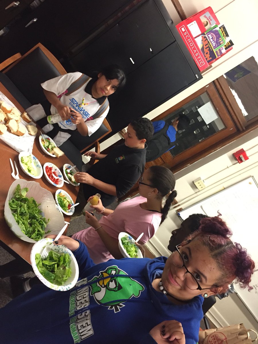 ms_smccarthy's tweet photo. Growing Green! Trying out our salad! @BSTEMhartford @MrRichT1P @TowerGarden https://t.co/wgCNTH0wIp