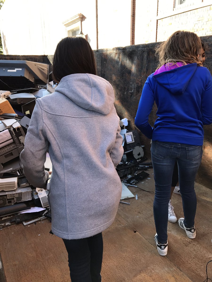 MsTrojanowski's tweet photo. The eWaste Drive @MineolaMS is underway! Drop off old electronics from 3-6pm 🖨🖥💻🕹📹📷📺no batteries please! 🚫🔋 #MineolaProud #AdvancetheMission https://t.co/BHrNe50Cot