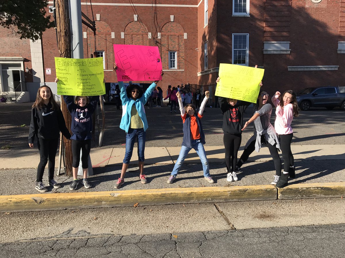 MsTrojanowski's tweet photo. The eWaste Drive @MineolaMS is underway! Drop off old electronics from 3-6pm 🖨🖥💻🕹📹📷📺no batteries please! 🚫🔋 #MineolaProud #AdvancetheMission https://t.co/BHrNe50Cot