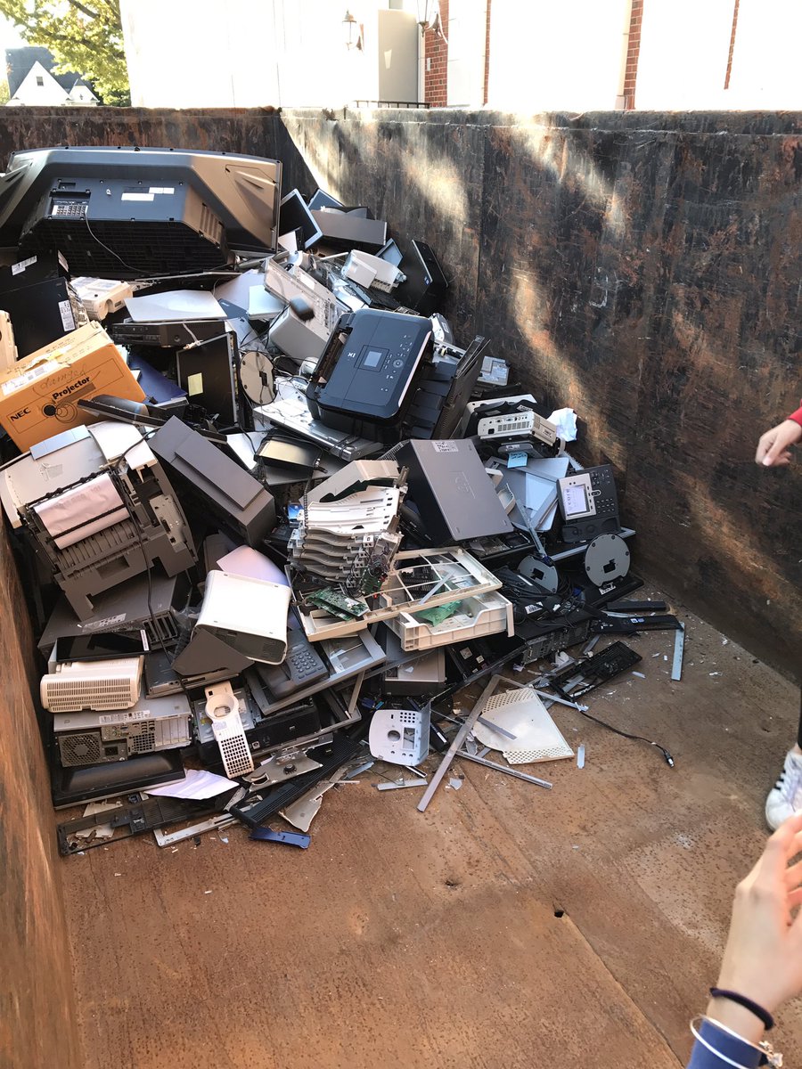 MsTrojanowski's tweet photo. The eWaste Drive @MineolaMS is underway! Drop off old electronics from 3-6pm 🖨🖥💻🕹📹📷📺no batteries please! 🚫🔋 #MineolaProud #AdvancetheMission https://t.co/BHrNe50Cot