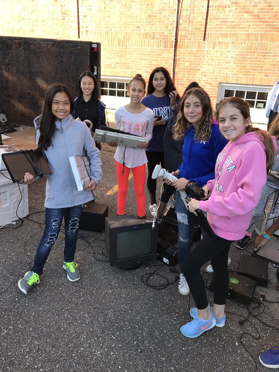 MsTrojanowski's tweet photo. The eWaste Drive @MineolaMS is underway! Drop off old electronics from 3-6pm 🖨🖥💻🕹📹📷📺no batteries please! 🚫🔋 #MineolaProud #AdvancetheMission https://t.co/BHrNe50Cot