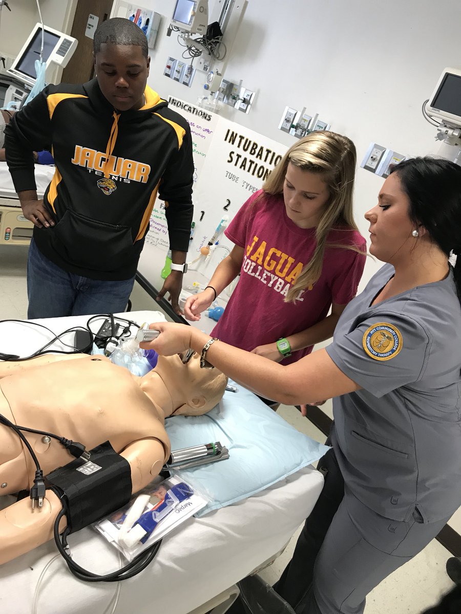 fchshosa2014's tweet photo. FCHS Learning about Respiratory Care https://t.co/ajyamQmCG8