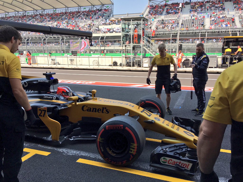 AlpineF1Team's tweet photo. Nico pops in for a visit, a quick nose change and a stretch of rubber layin'. 
#Multitasking 
#MexicoGP #FP2 https://t.co/AvdCzO4d6l