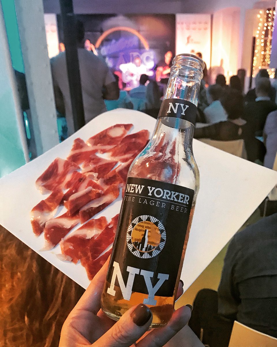 MemoMark3's tweet photo. Cuando el trabajo se disfruta al máximo, #AcusticosABC. 🔝🔝 @abc_es #newyorkerbeer @bcjstaff #juancarmona https://t.co/CKMZTIkFe0