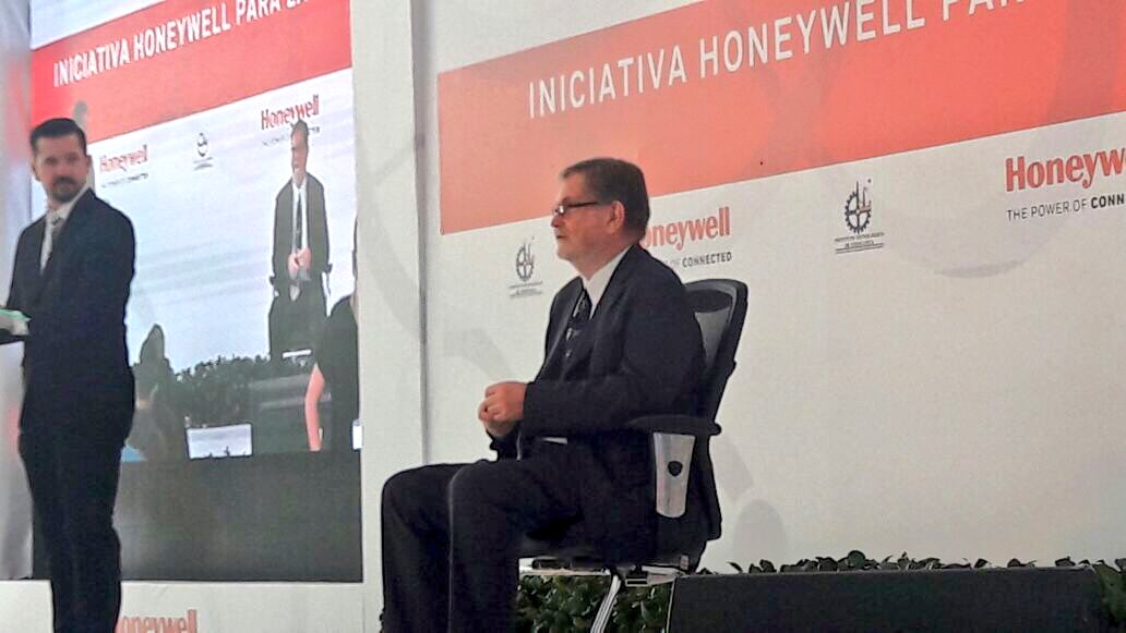 MQuinteroq's tweet photo. Prof. George F. Smoot premio Nobel de Física imparte conferencia sobre el origen del #Universo #TecNM @ITChihuahua @honeywell @SEP_mx https://t.co/ZkODpow0fH