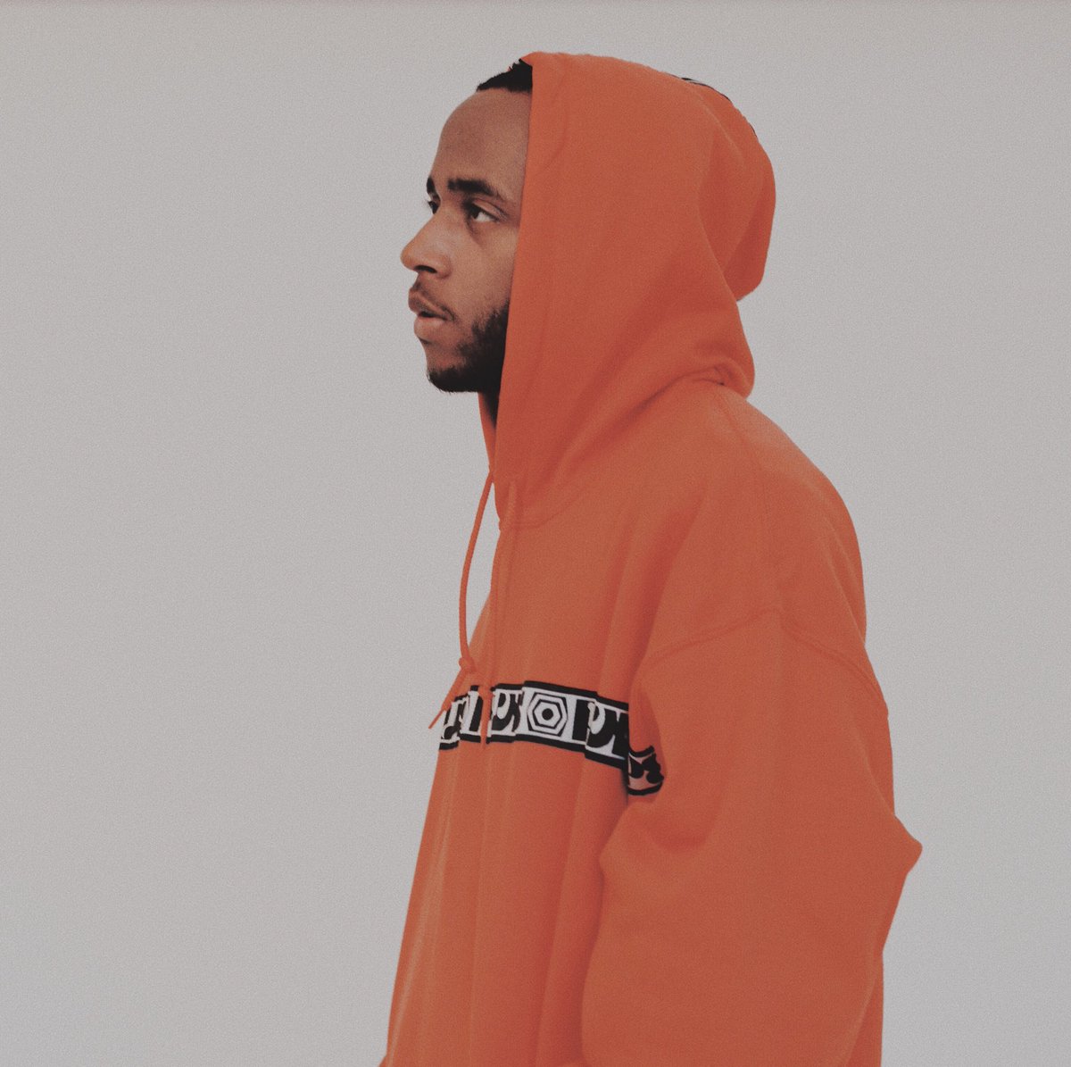 6LACK's tweet photo. 🎈🐻🎈 @i_D https://t.co/U8mVftWl6a