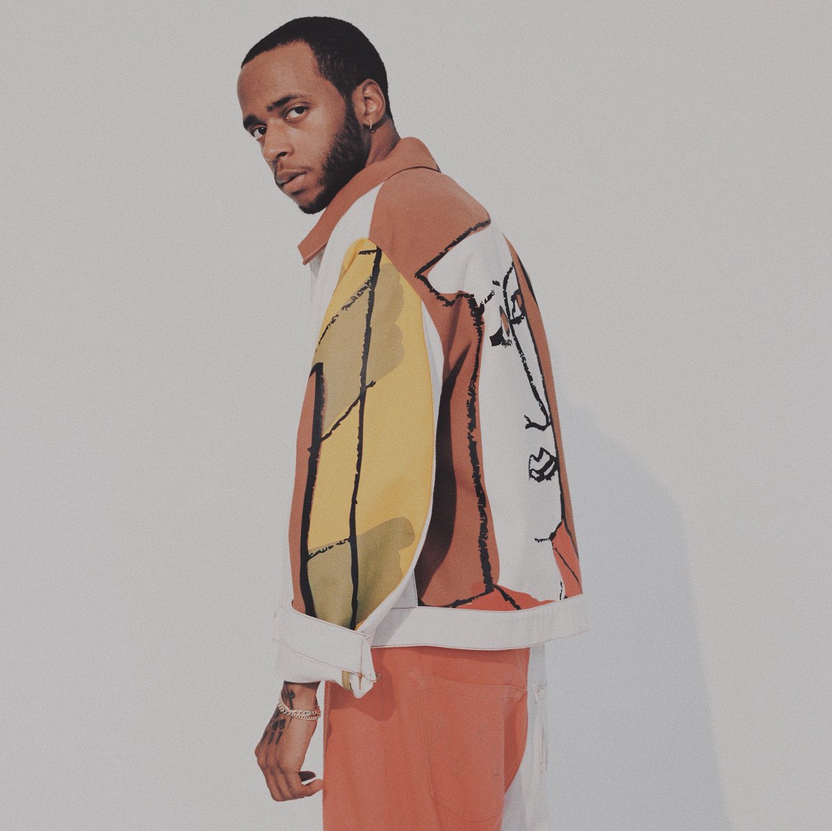 6LACK's tweet photo. 🎈🐻🎈 @i_D https://t.co/U8mVftWl6a