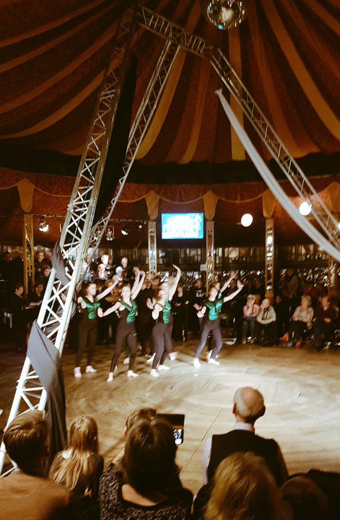 LAF2017's tweet photo. Prachtige voorstelling van @VoxLaeta en dansers @BplusC bij het LAF in de Spiegeltent @leiden https://t.co/1IhYVdQbyK