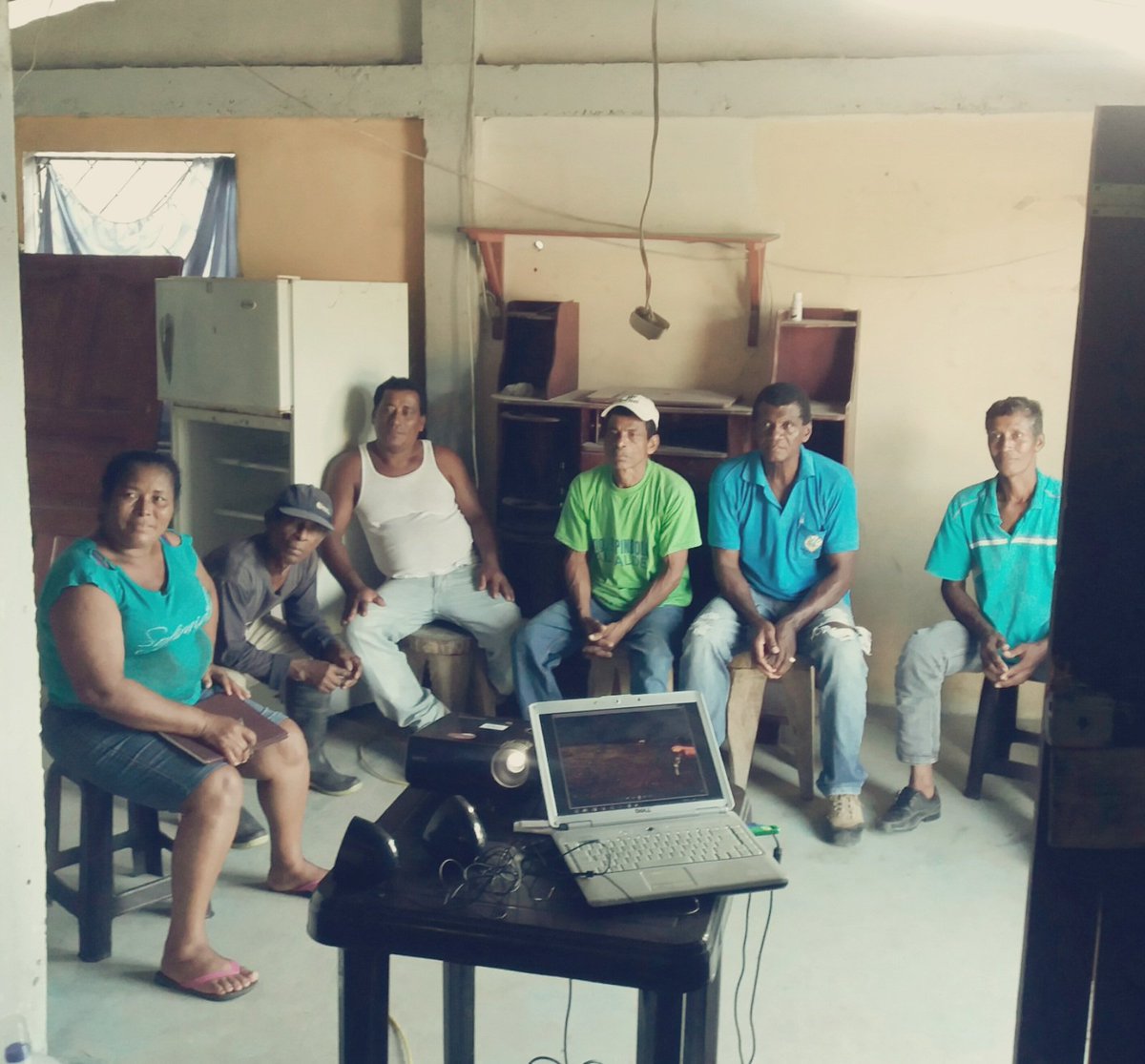 nelestupinan's tweet photo. Así sean poquitos se capacita con cariño #AgroEc https://t.co/MeFVNLQmyD