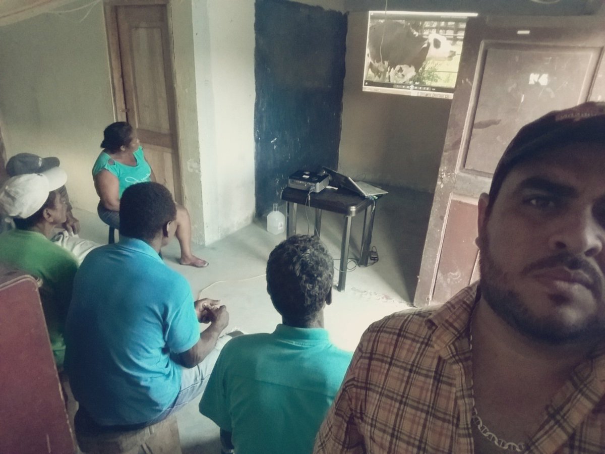 nelestupinan's tweet photo. Así sean poquitos se capacita con cariño #AgroEc https://t.co/MeFVNLQmyD