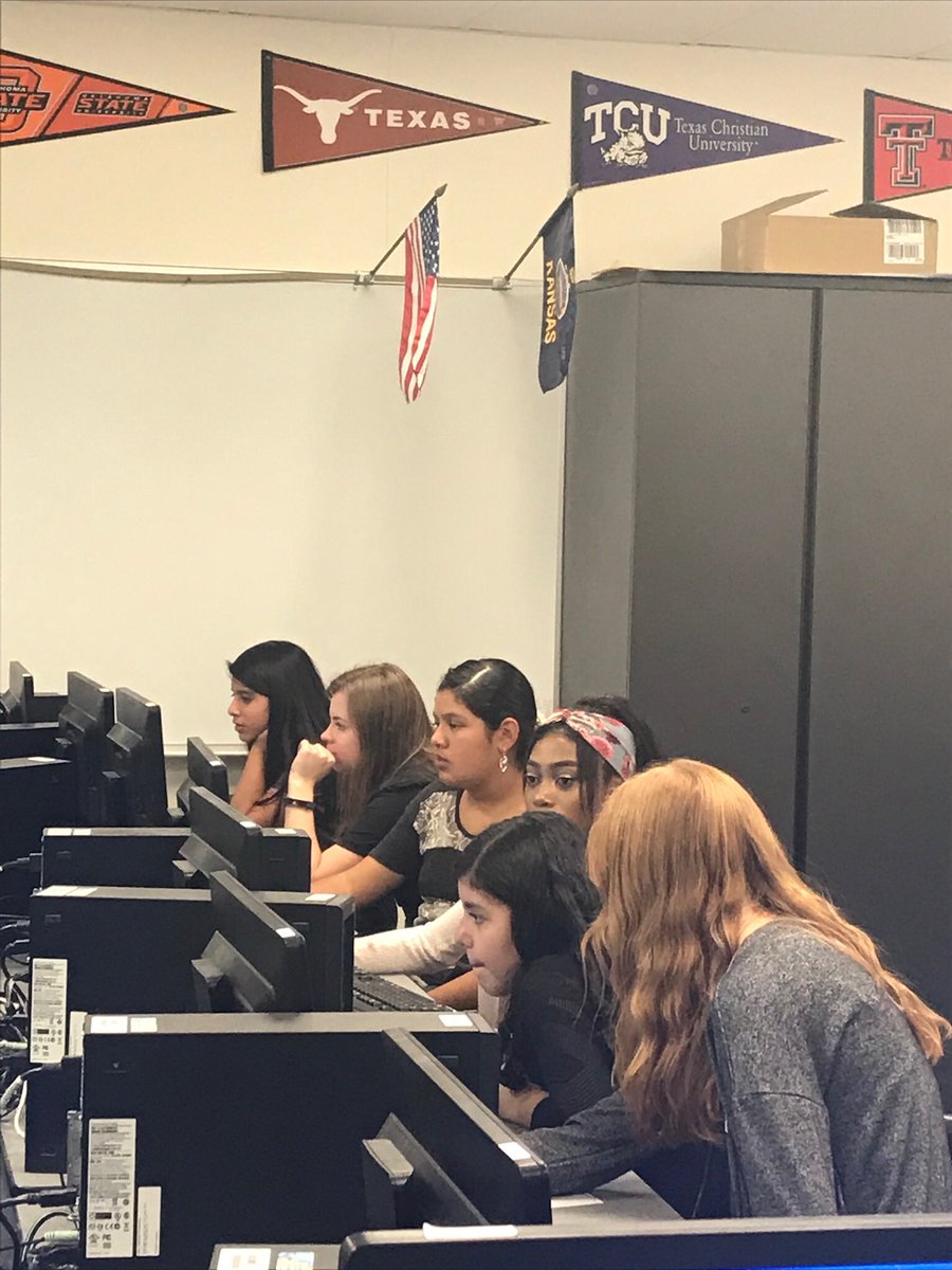 stemgirlsolathe's tweet photo. STEM Day Fun! @GirlsWhoCodeONW @otmstigers @Ravonics1710 @OnwScience @OlatheGeo @APJonesONW https://t.co/A3NEUjdTT3