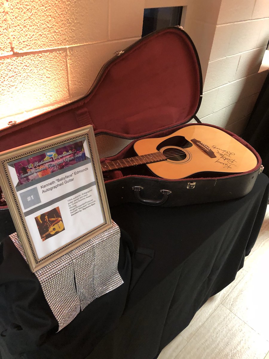 rwlc_setlc_dc's tweet photo. Live Auction! First item is SOLD! @KennyEdmonds Autographed Guitar has a new home! #rwlcPlatinumExperience #tennistiesafterfive! https://t.co/WY00nW1QHG