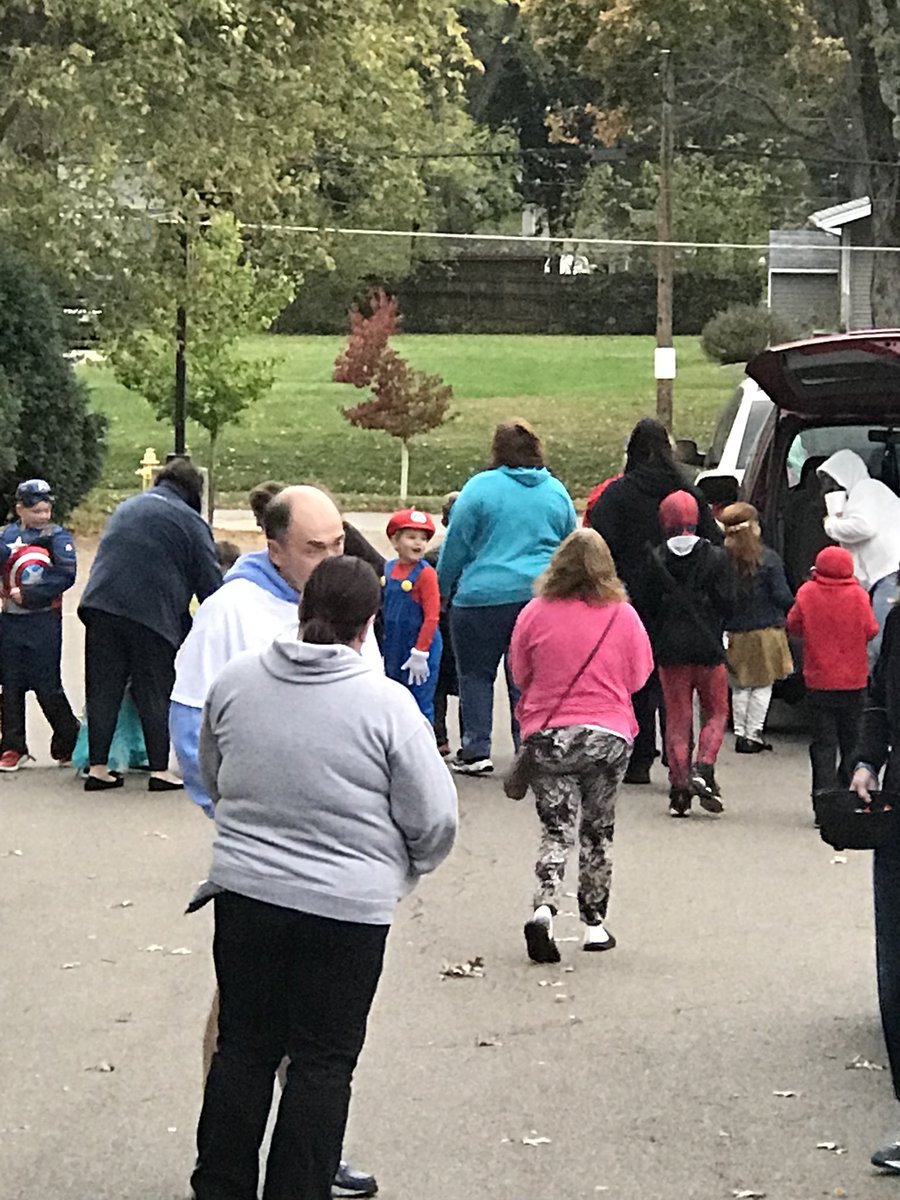 sowders_jamie's tweet photo. What an outstanding 1st Annual Sayler Park PTSO Trunk or Treat. Thanks to everyone who helped! 200 kids with families. #SPJagPride https://t.co/wjSadcQjZ2