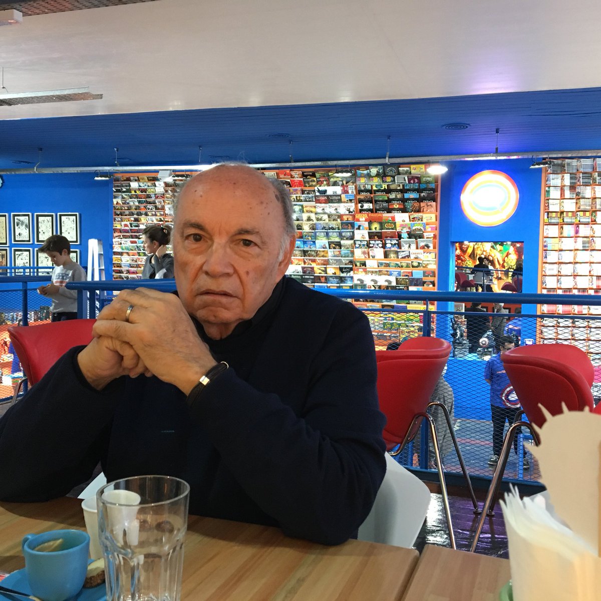 <a href="/HoracioAltuna/">Horacio Altuna</a> ya está en #LaRevisteria preparándose para la presentación y esperando a <a href="/casciari/">Hernán Casciari</a> #DoceCuentosDeVerano